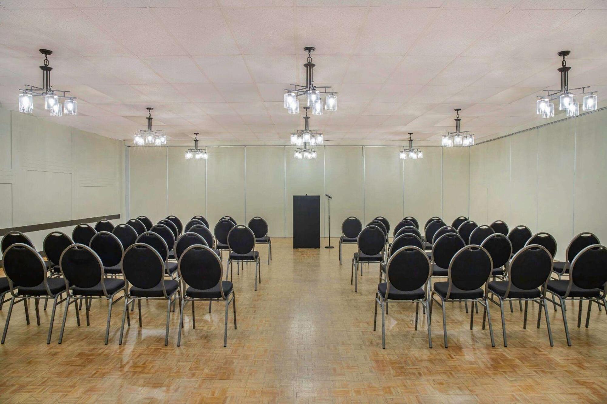 Days Inn & Conference Centre By Wyndham Camrose Norsemen ภายนอก รูปภาพ