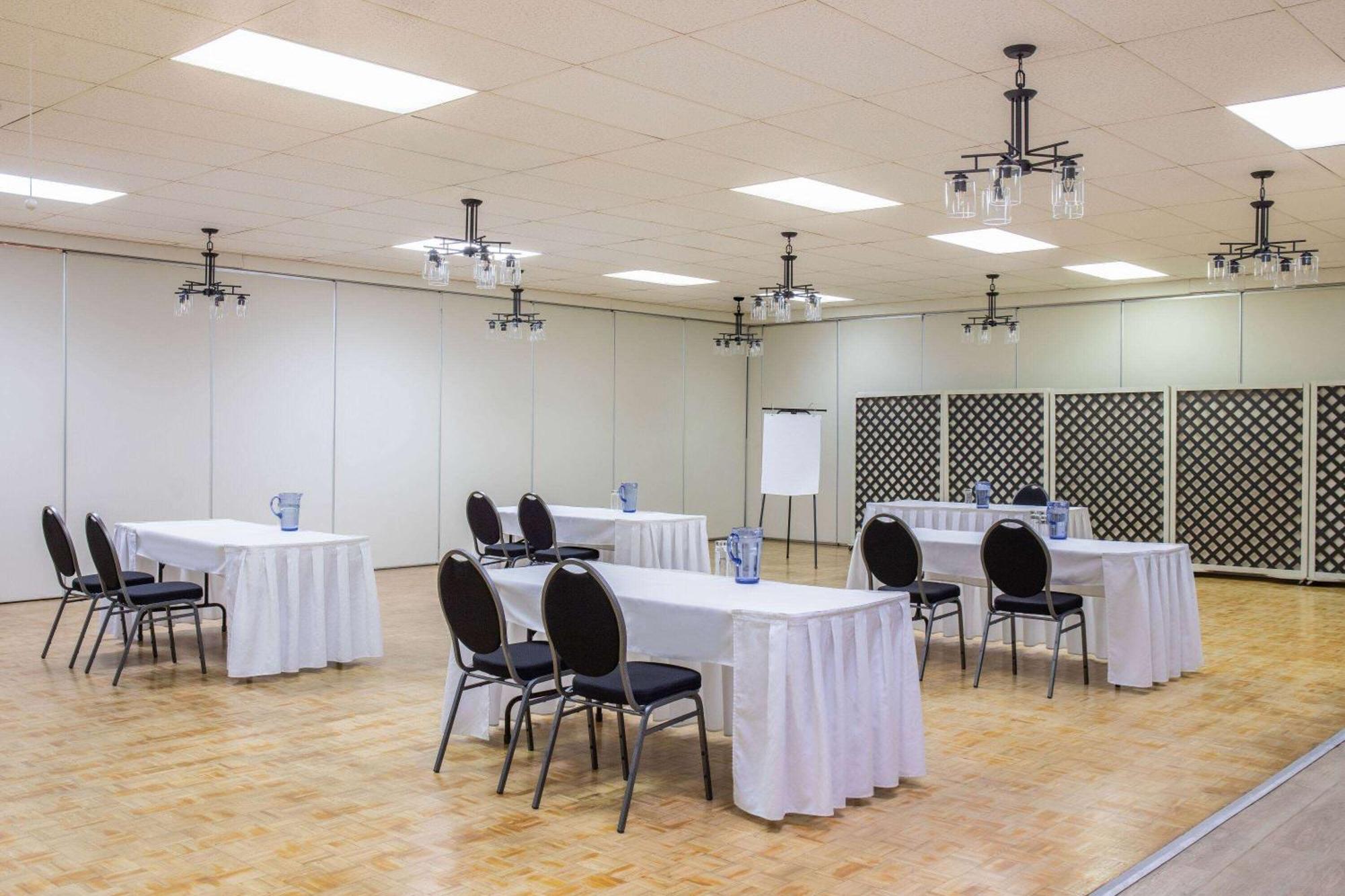 Days Inn & Conference Centre By Wyndham Camrose Norsemen ภายนอก รูปภาพ