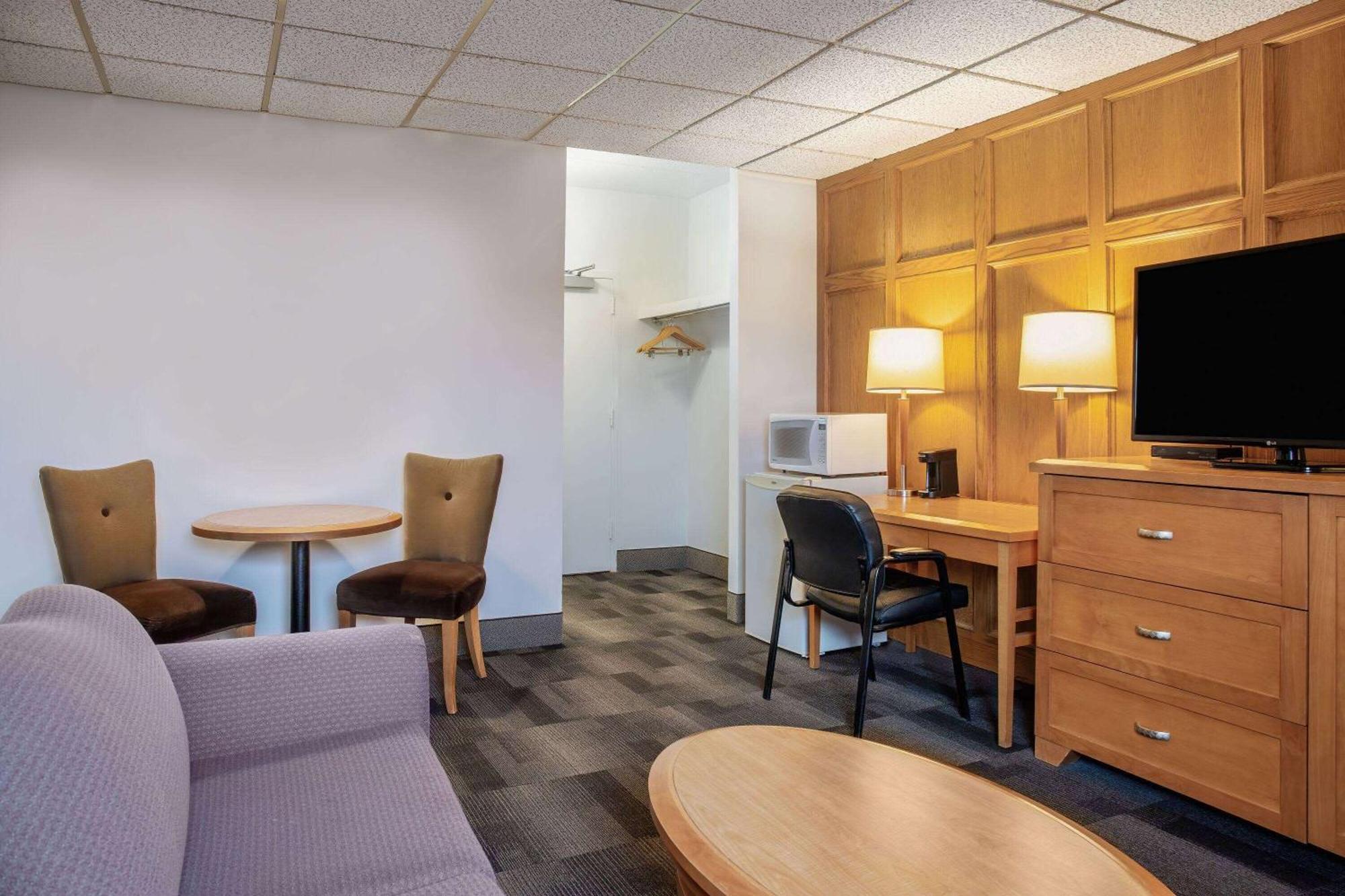 Days Inn & Conference Centre By Wyndham Camrose Norsemen ภายนอก รูปภาพ