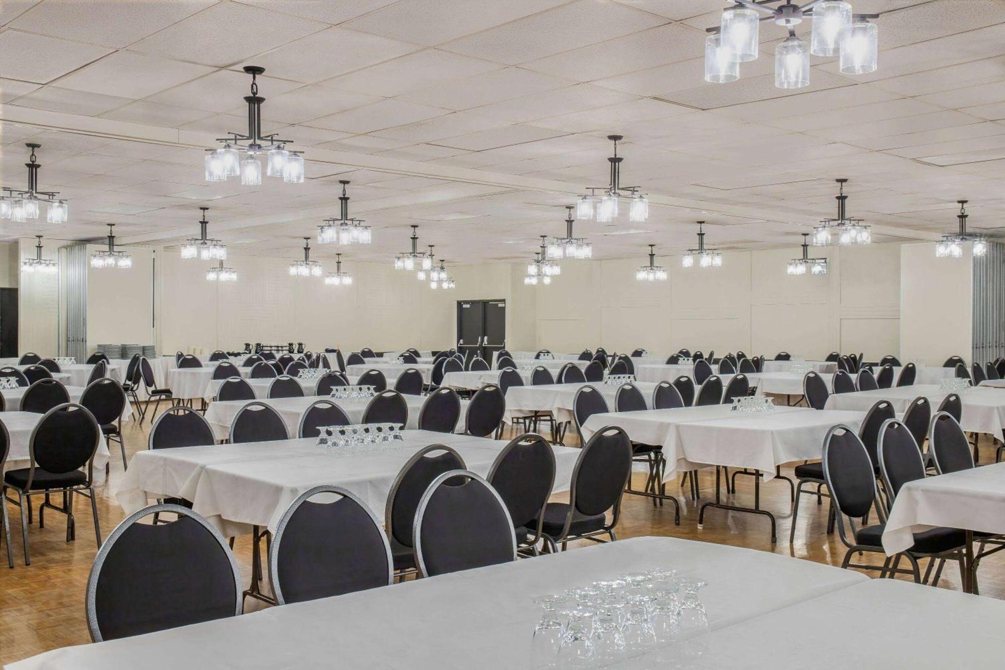 Days Inn & Conference Centre By Wyndham Camrose Norsemen ภายนอก รูปภาพ