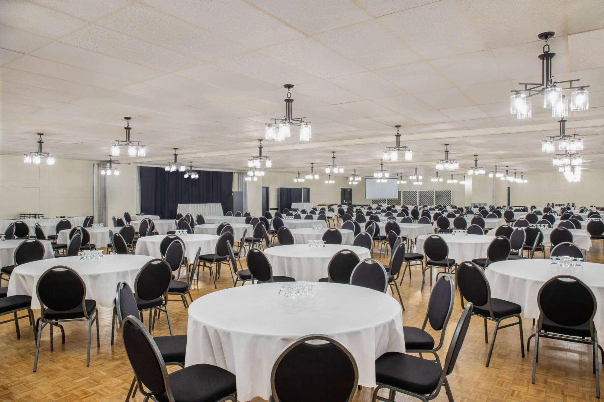 Days Inn & Conference Centre By Wyndham Camrose Norsemen ภายนอก รูปภาพ