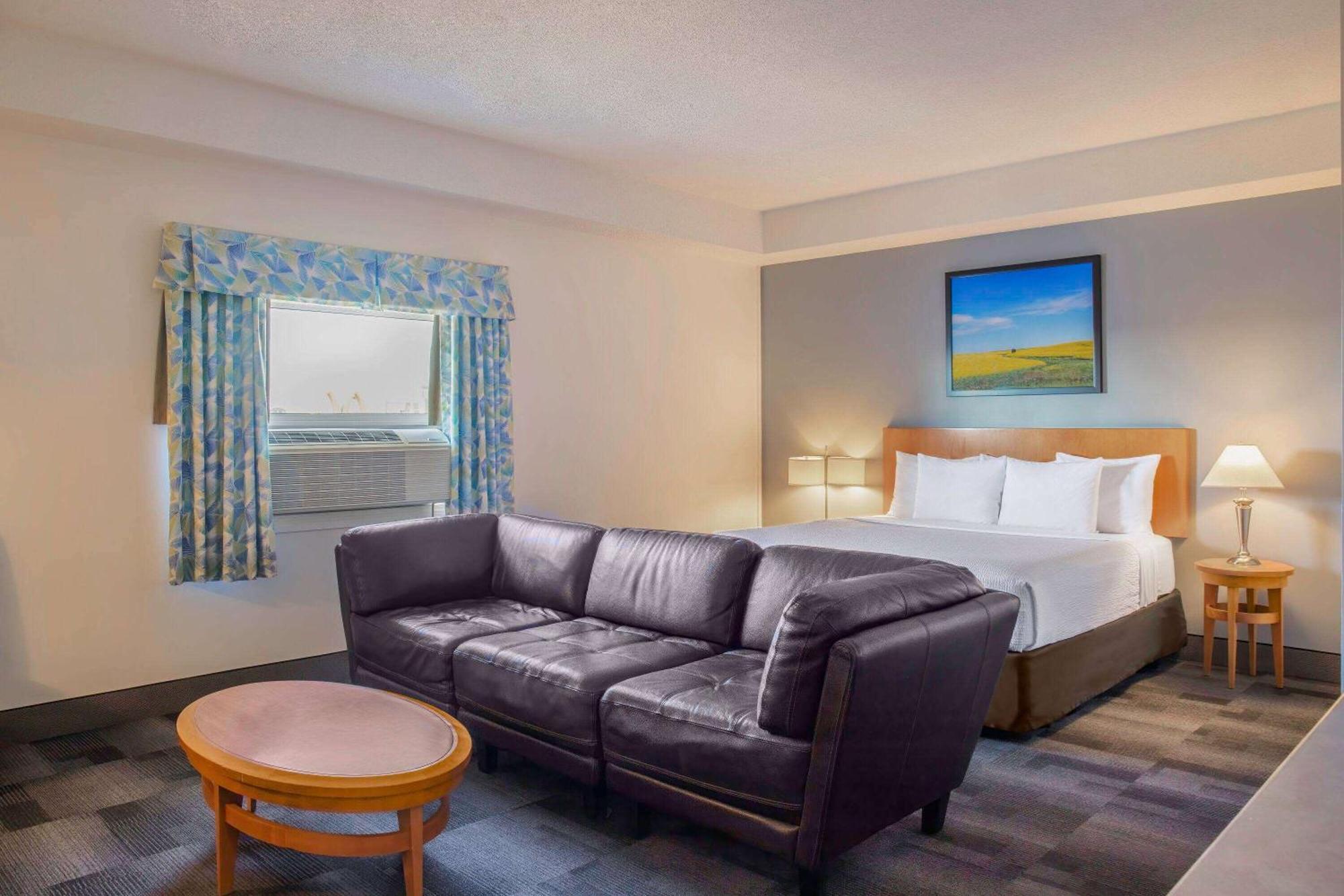 Days Inn & Conference Centre By Wyndham Camrose Norsemen ภายนอก รูปภาพ