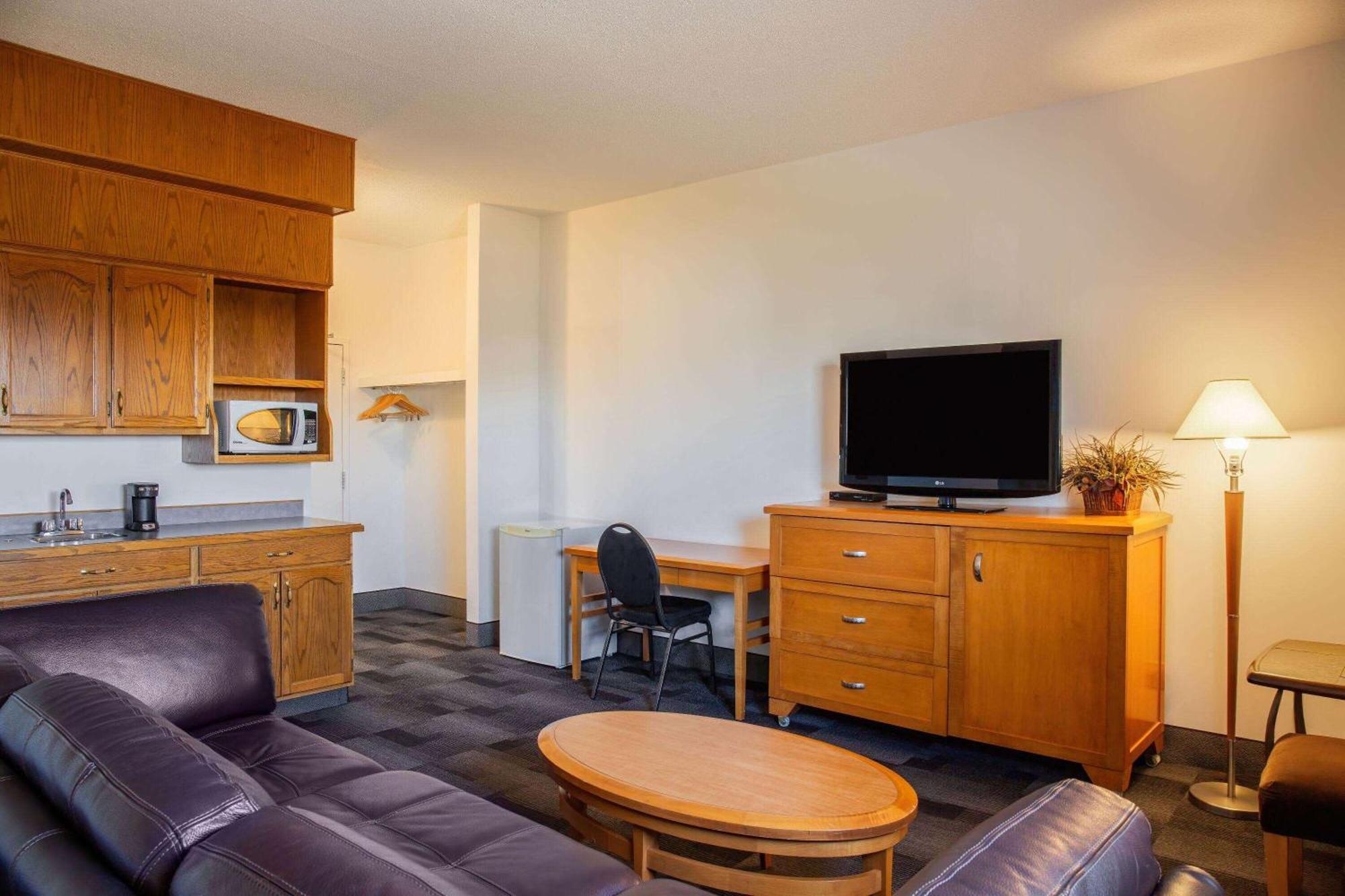 Days Inn & Conference Centre By Wyndham Camrose Norsemen ภายนอก รูปภาพ
