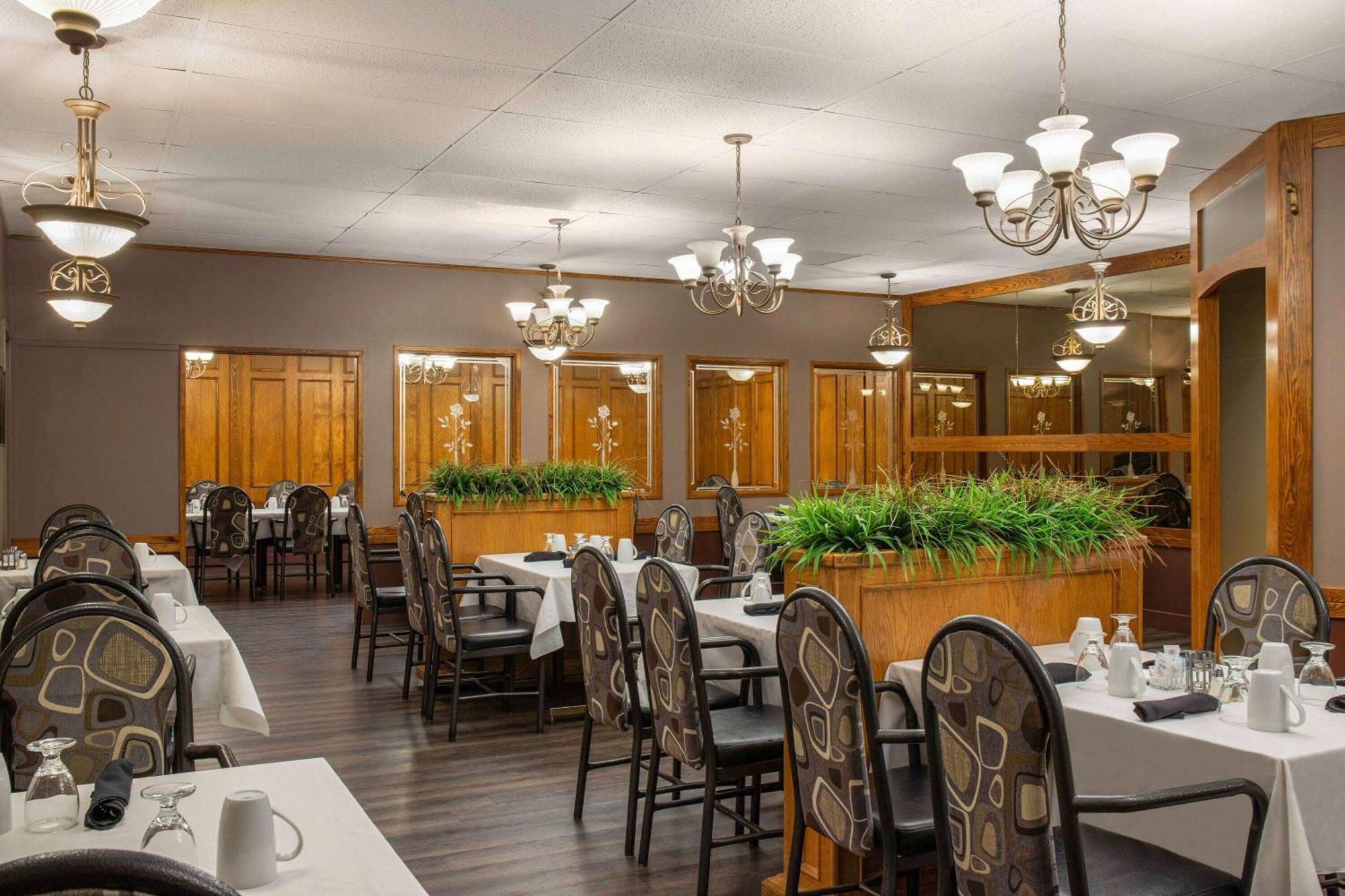 Days Inn & Conference Centre By Wyndham Camrose Norsemen ภายนอก รูปภาพ