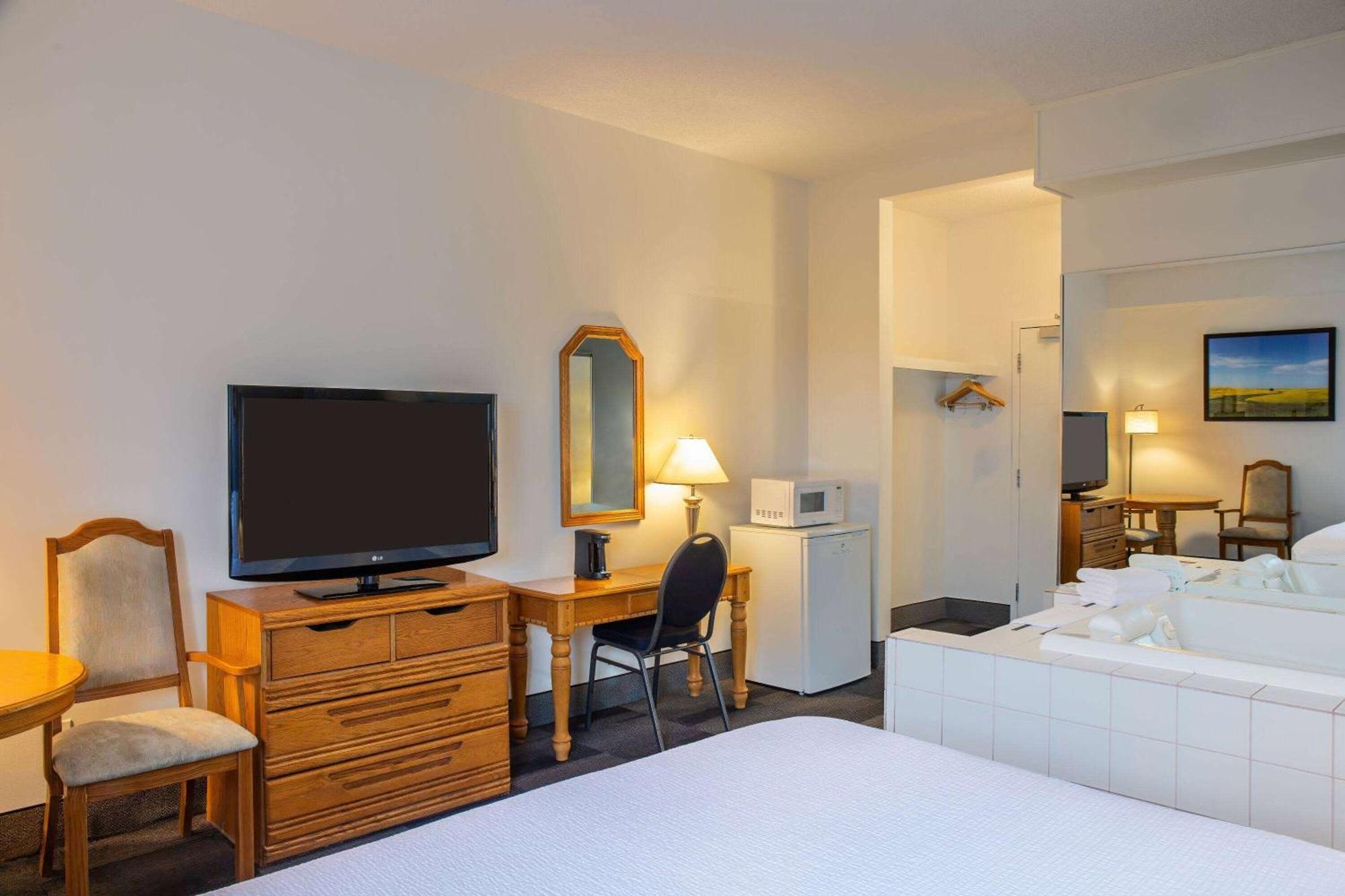 Days Inn & Conference Centre By Wyndham Camrose Norsemen ภายนอก รูปภาพ