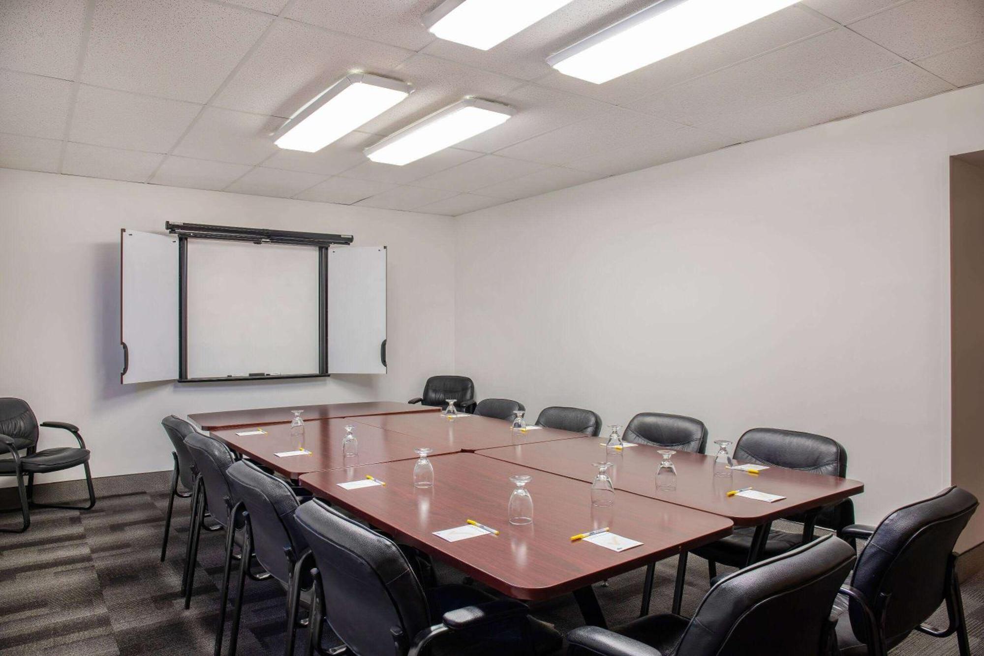 Days Inn & Conference Centre By Wyndham Camrose Norsemen ภายนอก รูปภาพ