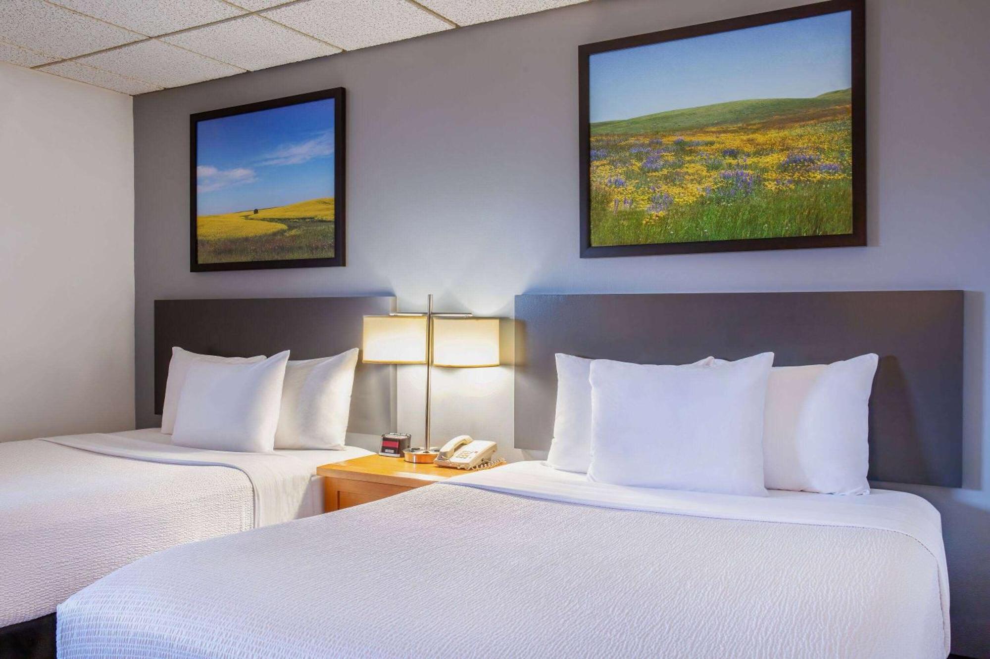 Days Inn & Conference Centre By Wyndham Camrose Norsemen ภายนอก รูปภาพ