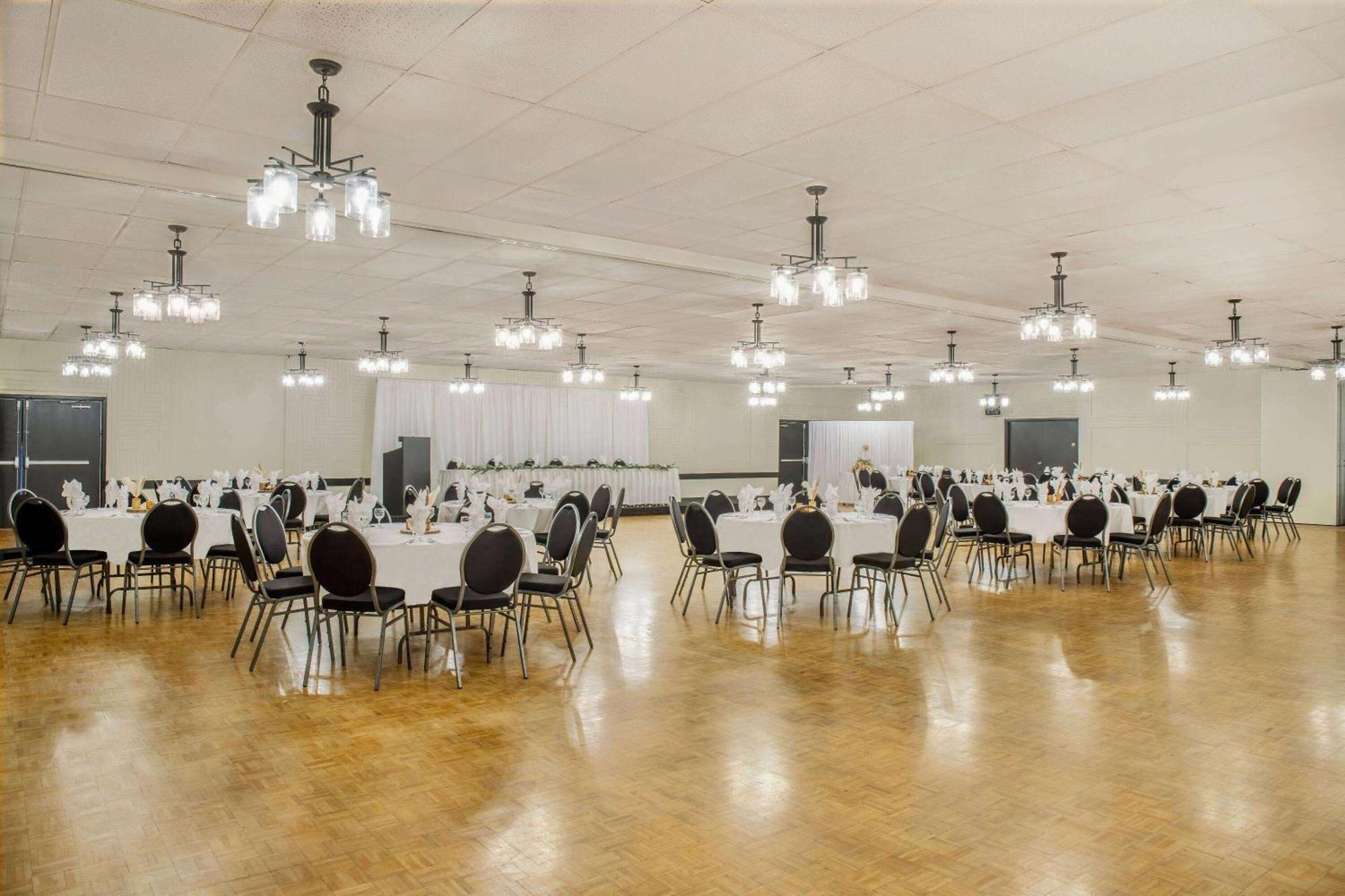 Days Inn & Conference Centre By Wyndham Camrose Norsemen ภายนอก รูปภาพ
