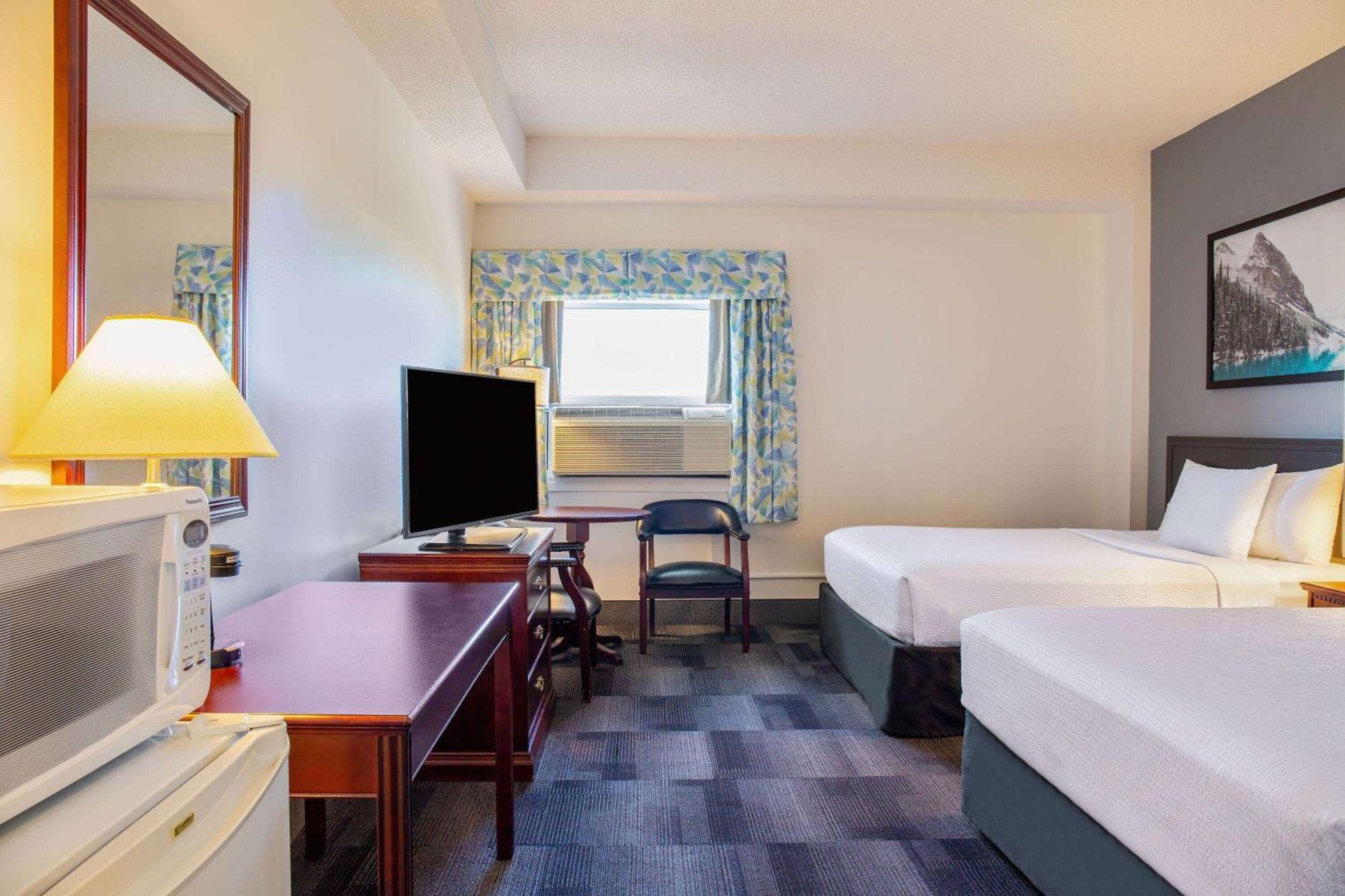 Days Inn & Conference Centre By Wyndham Camrose Norsemen ภายนอก รูปภาพ
