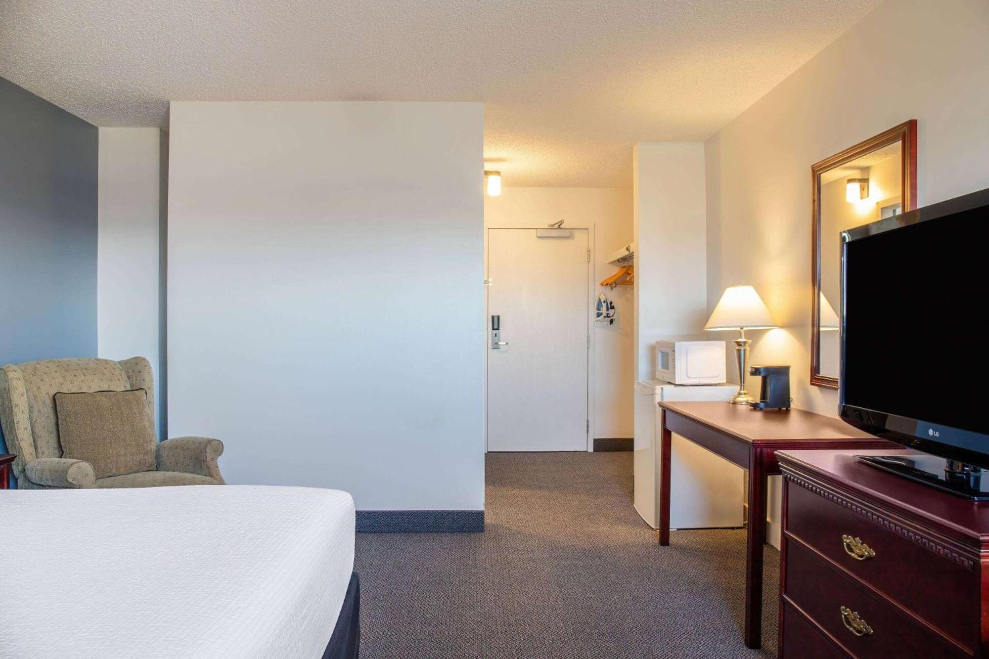 Days Inn & Conference Centre By Wyndham Camrose Norsemen ภายนอก รูปภาพ