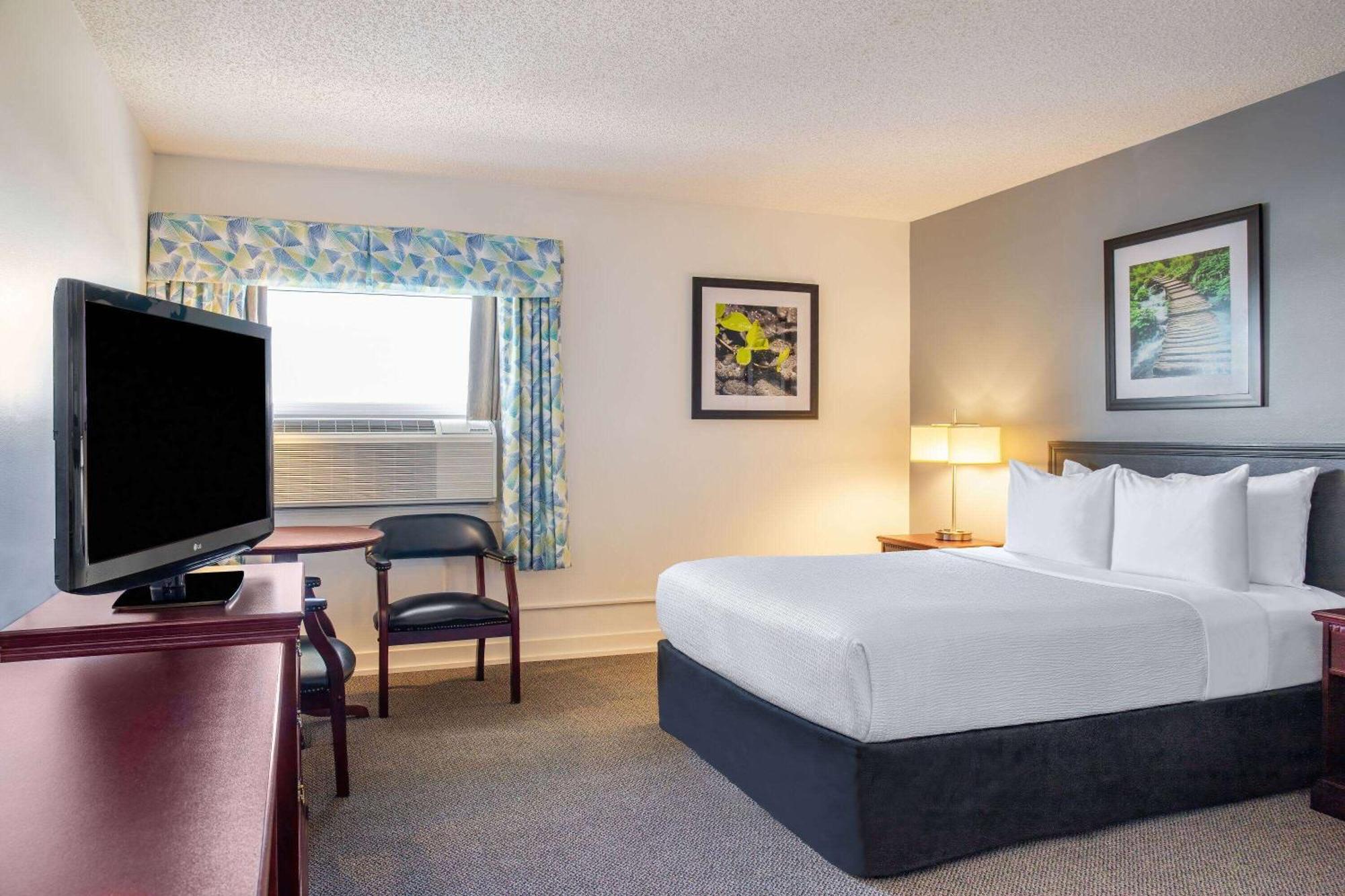 Days Inn & Conference Centre By Wyndham Camrose Norsemen ภายนอก รูปภาพ