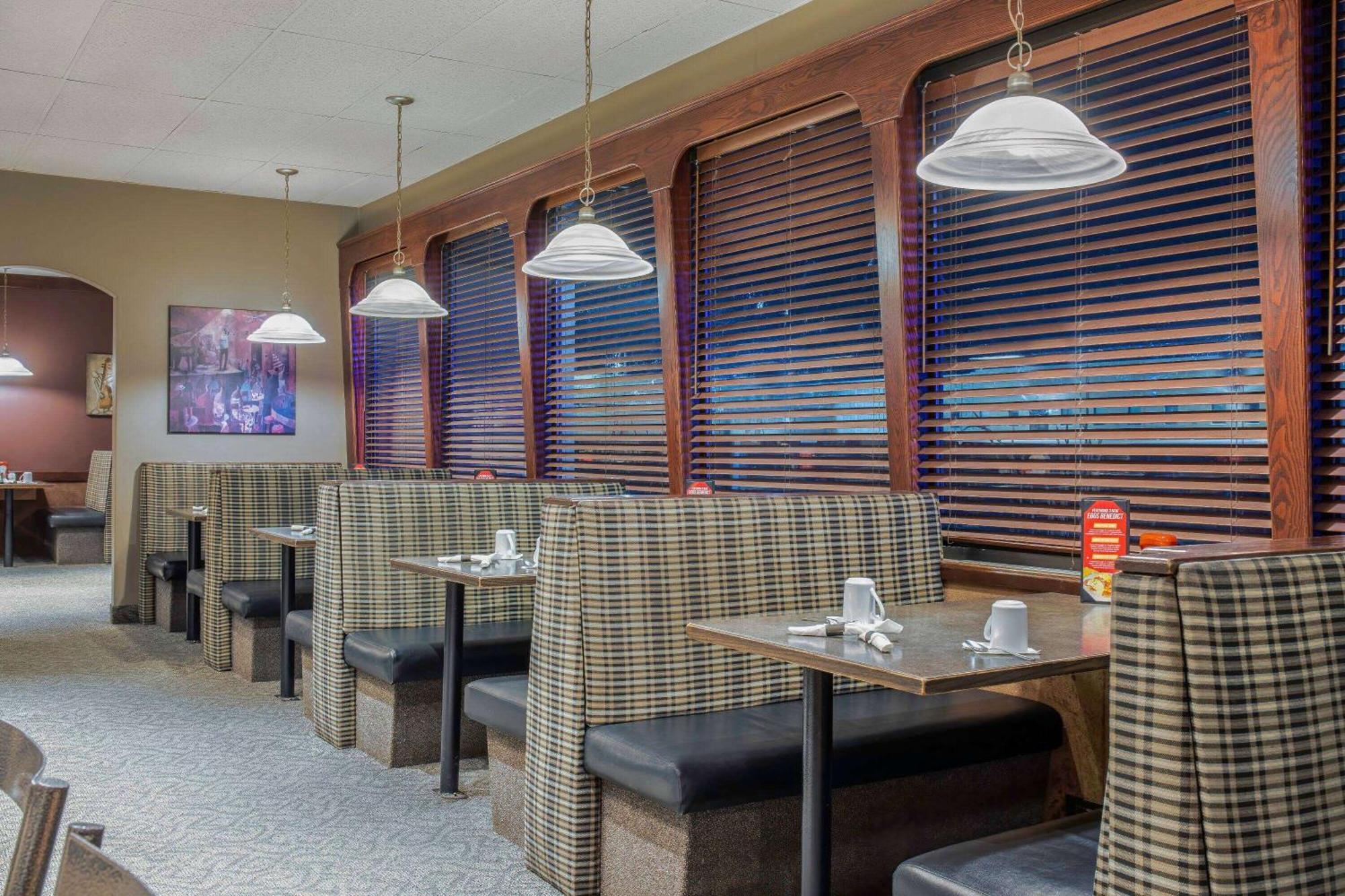 Days Inn & Conference Centre By Wyndham Camrose Norsemen ภายนอก รูปภาพ