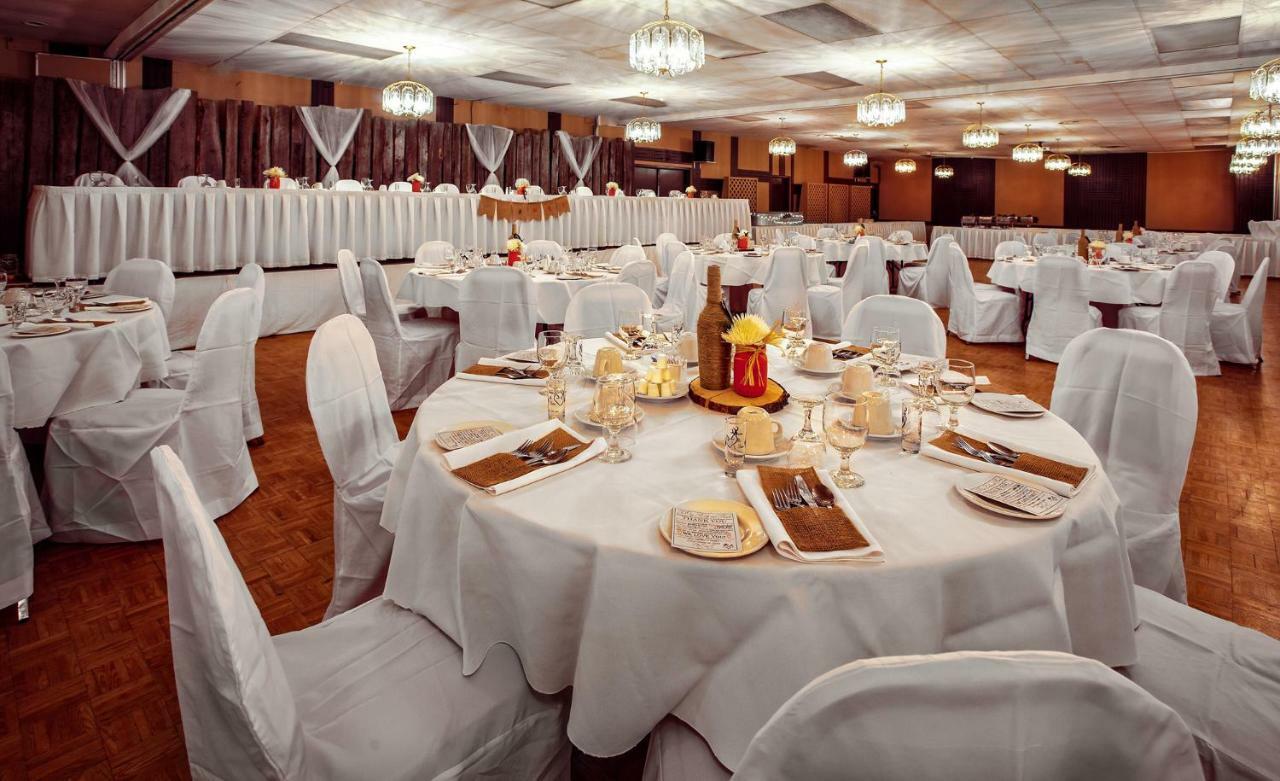 Days Inn & Conference Centre By Wyndham Camrose Norsemen ภายนอก รูปภาพ